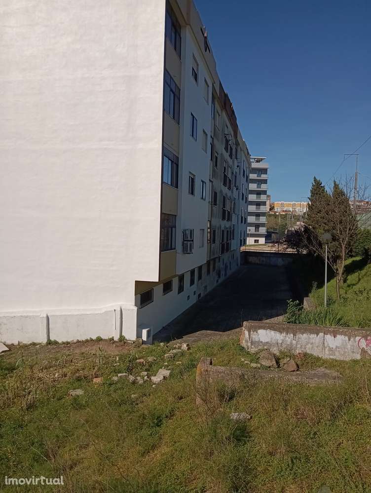 Terreno urbano em Venteira, Lisboa - Acesso pavimentado - Grande imagem: 2/3