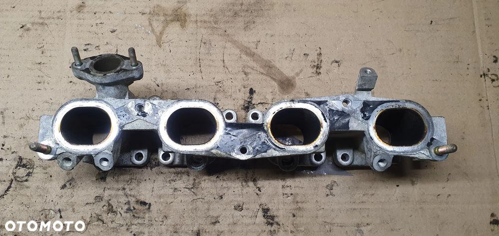 Podstawa kolektora ssącego Nissan Almera Tino 2.0 - 1