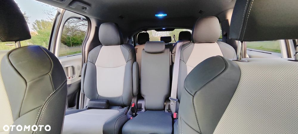 Toyota Sienna - 4