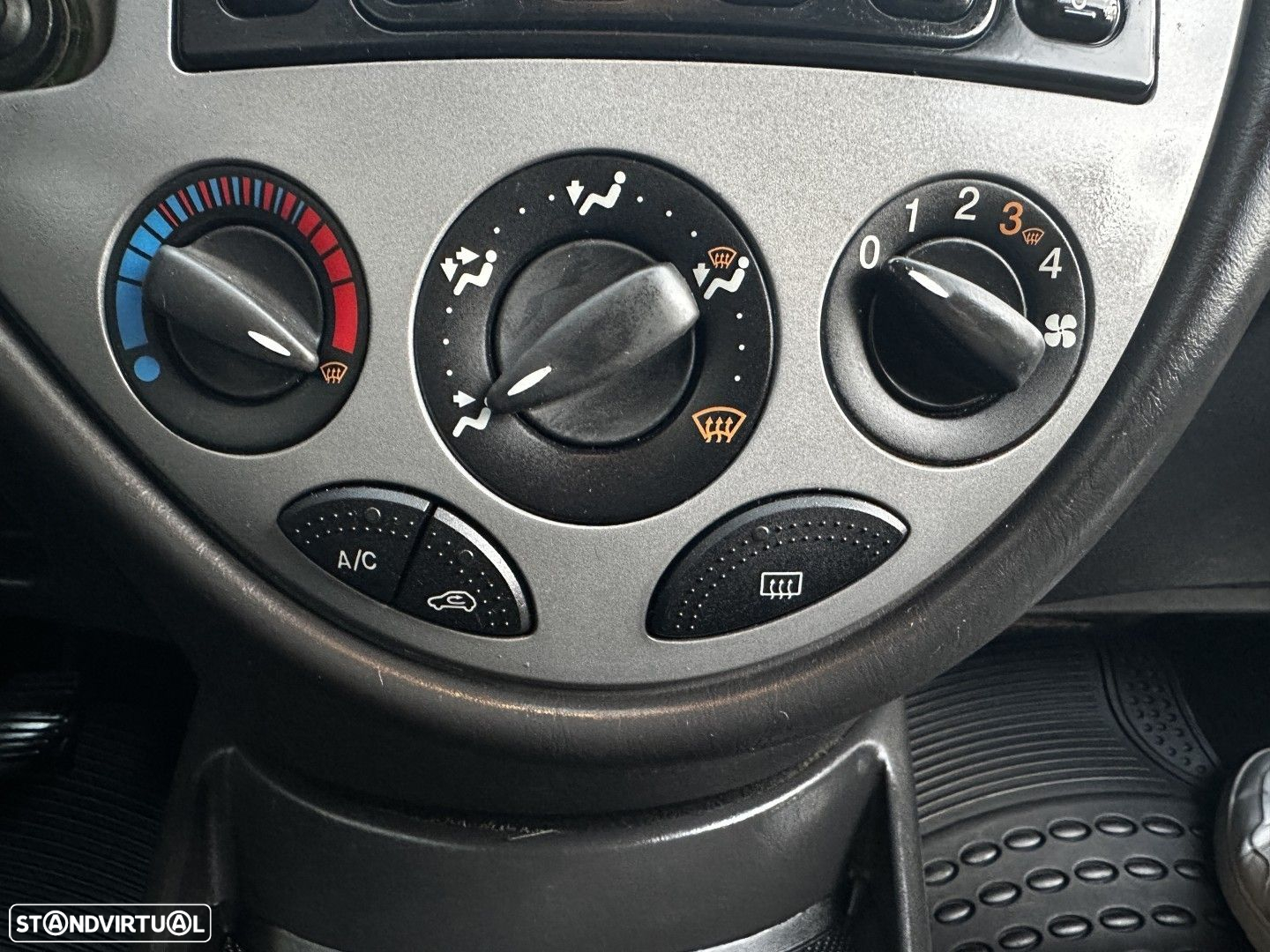 Ford Focus 1.8 TDdi Ghia - 9