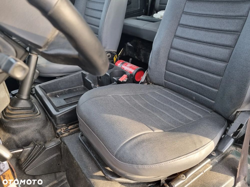 Land Rover Defender - 17