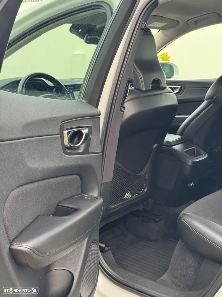 Volvo XC 60 2.0 D4 R-Design AWD - 6