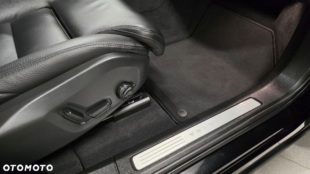 Volvo XC 60 B4 D Plus Dark - 35