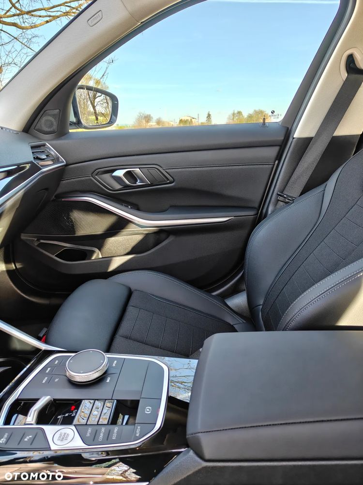 BMW Seria 3 320d xDrive mHEV - 29