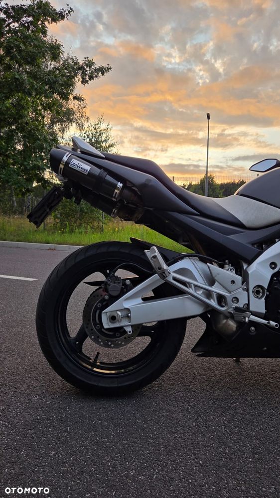 Suzuki GSR - 4