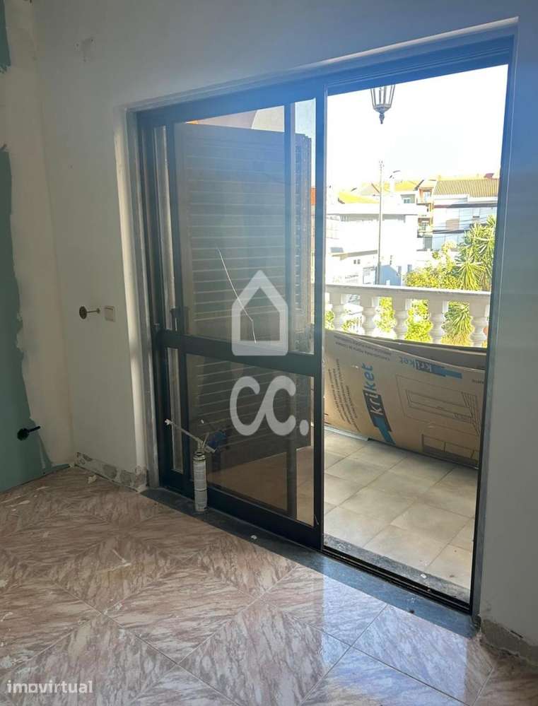 T0 em remodelação na Cruz de Pau (Arrendar) - Grande imagem: 2/6