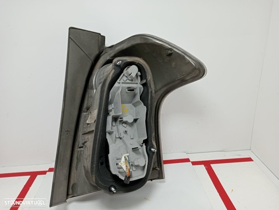 FAROLIM TRASEIRO ESQUERDO TOYOTA COROLLA VERSO 2007 - 3