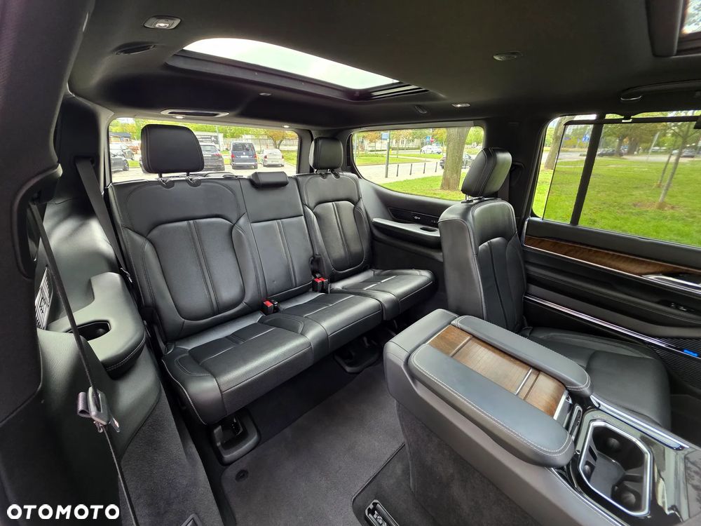Jeep Grand Wagoneer - 33