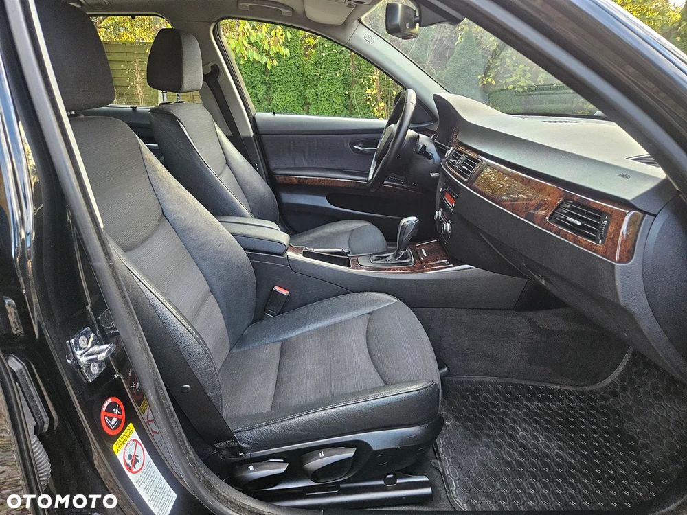 BMW Seria 3 325i Touring - 24