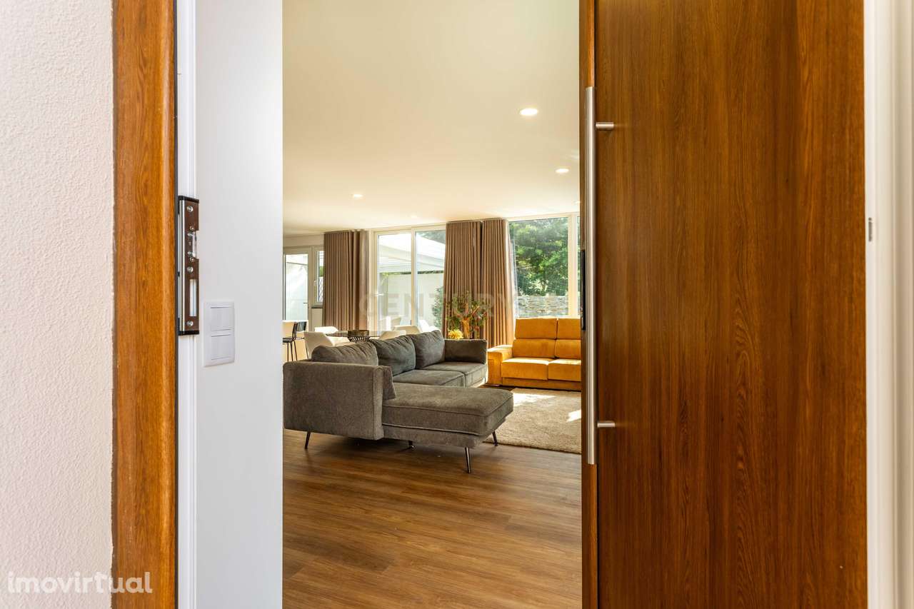 Moradia V4 isolada de arquitetura contemporânea com piscina, com vista - Grande imagem: 2/28