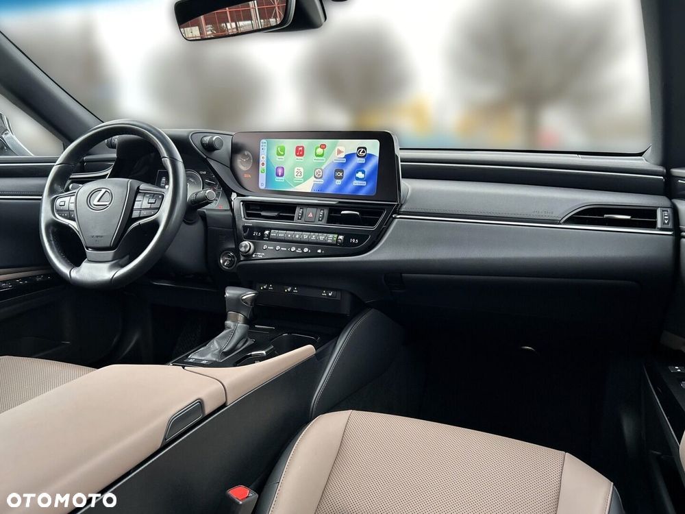 Lexus ES 300h F Sport Design - 11