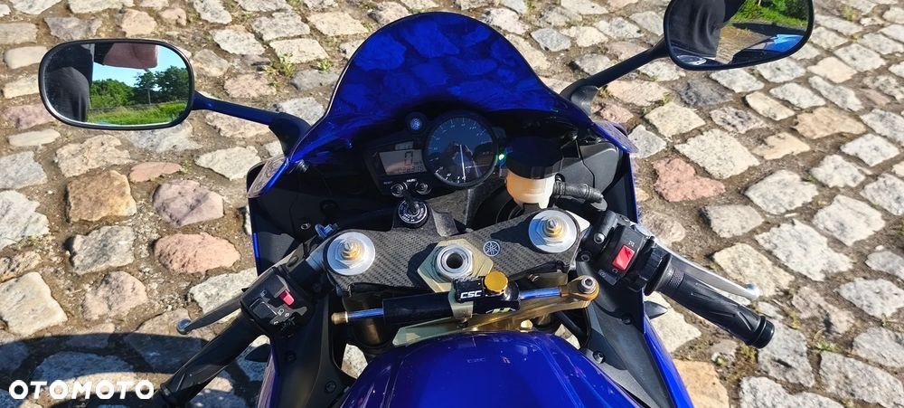 Yamaha R1 - 11