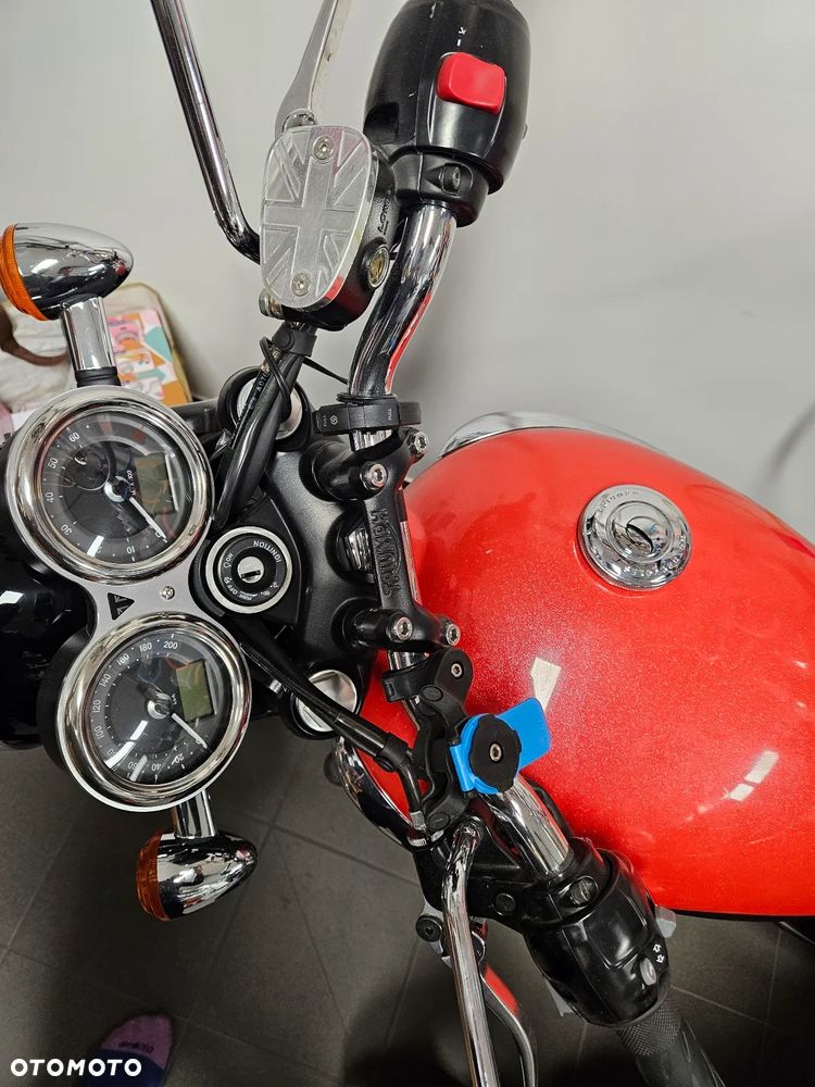 Triumph Bonneville - 9