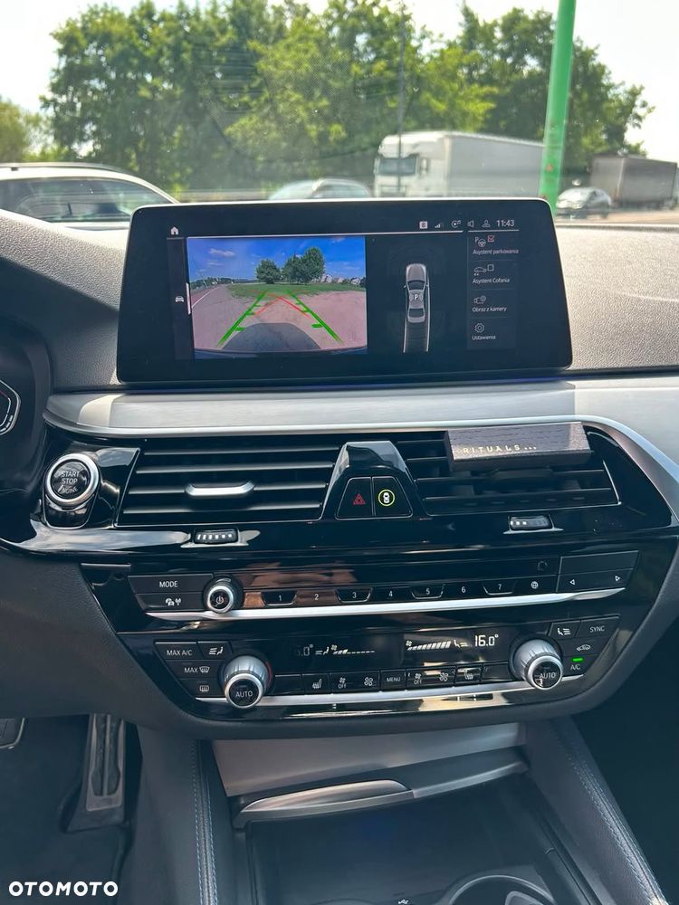 BMW Seria 5 520d xDrive - 12