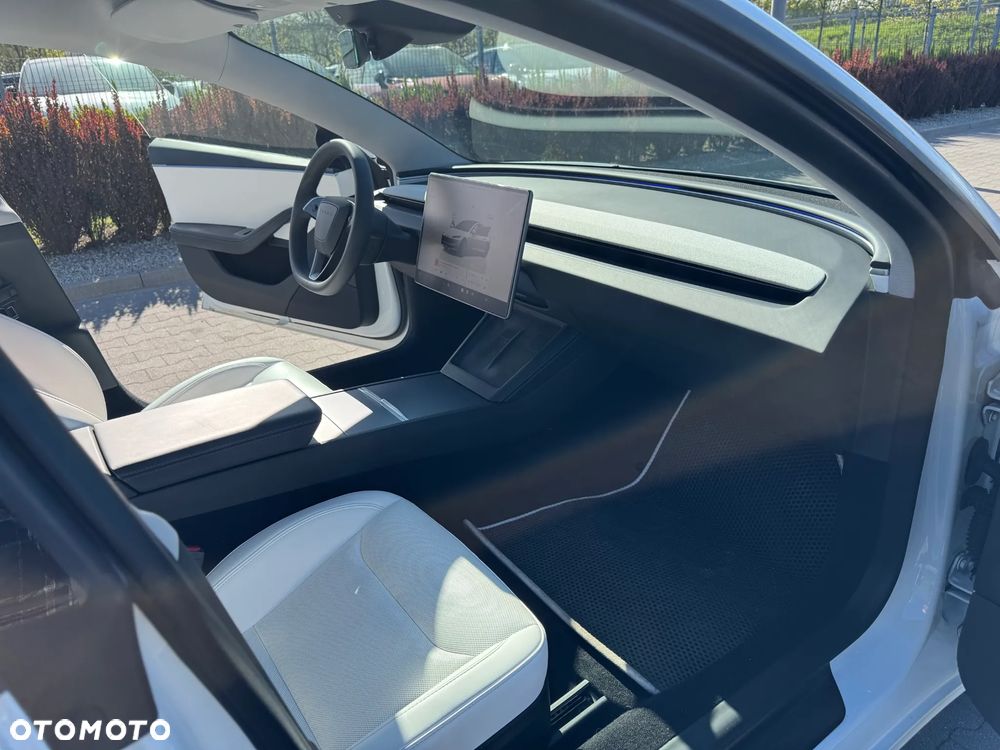 Tesla Model 3 - 8