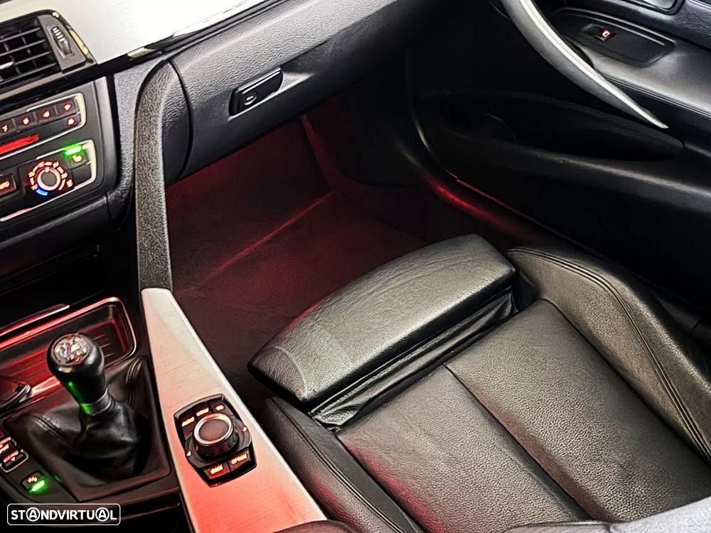 BMW 318 d Pack M - 32