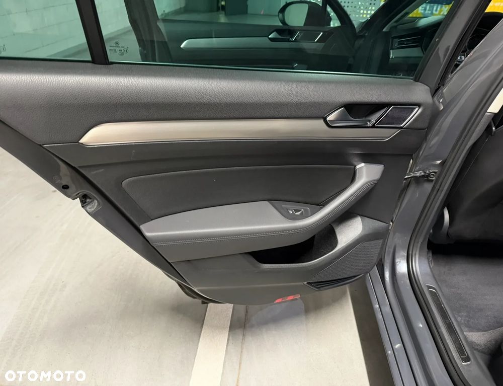 Volkswagen Passat 2.0 TDI SCR DSG Highline - 20