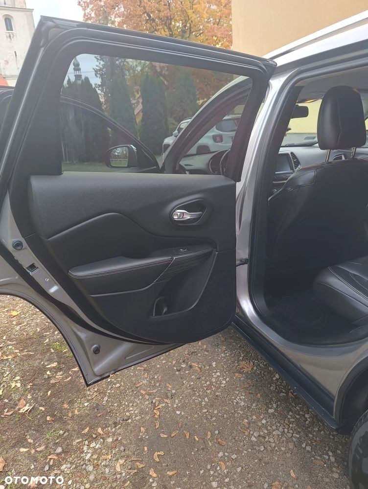 Jeep Cherokee - 16