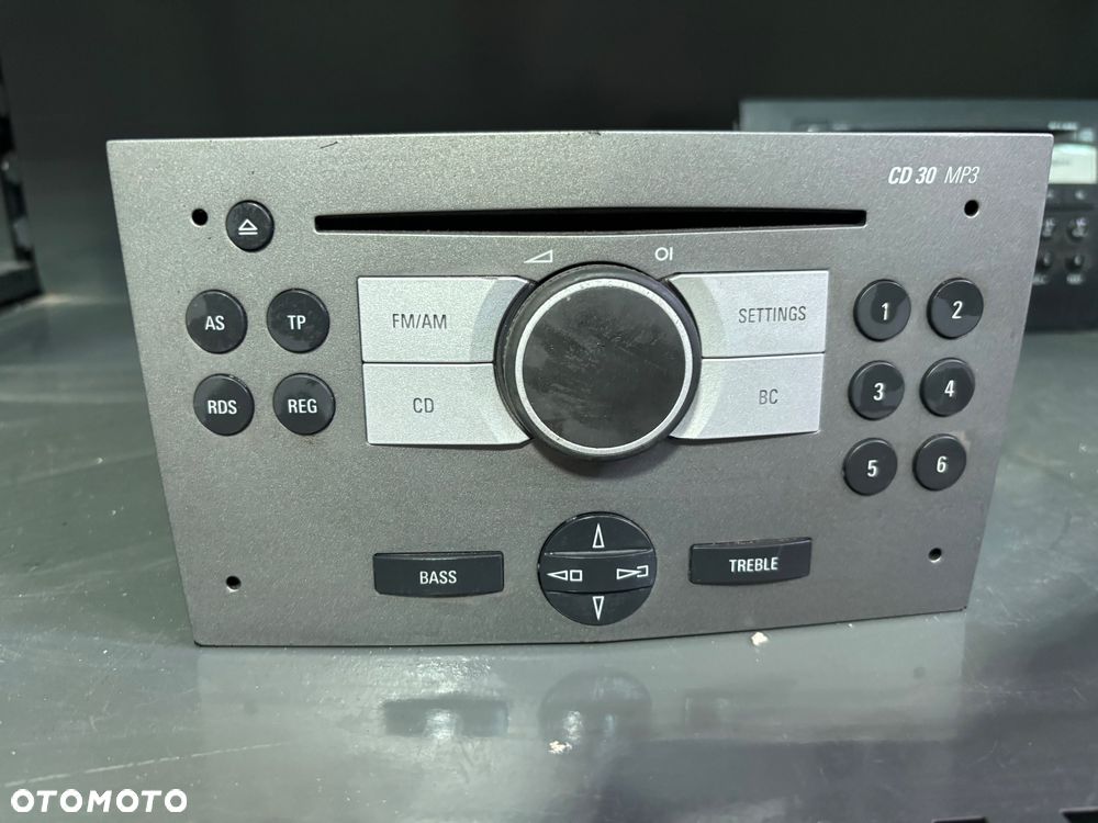 oryginalny radioodtwarzacz to Opel CD30 MP3, pasujący do modeli takich jak Vectra C czy Astra H. - 1