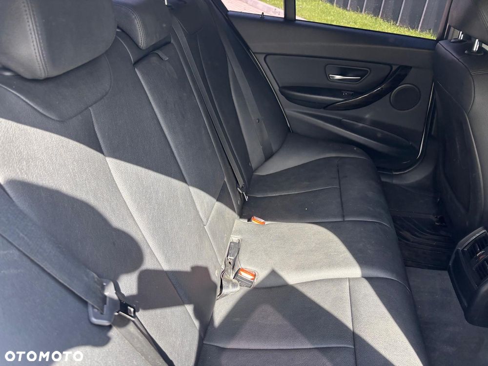 BMW Seria 3 320i xDrive - 12