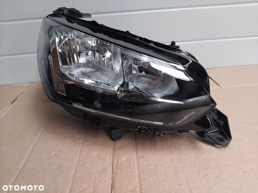 PEUGEOT 208 II ZWYKŁA LAMPA PRAWA REFLEKTOR - 2