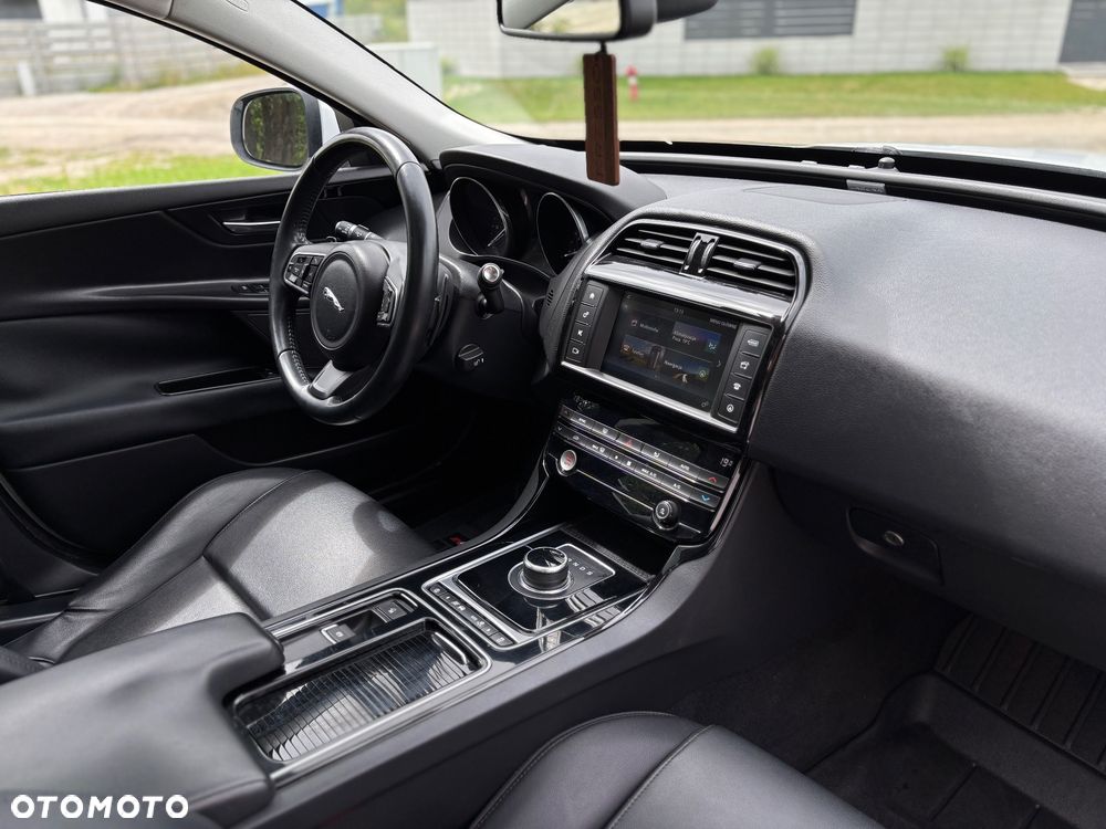 Jaguar XE 2.0 T Prestige - 28