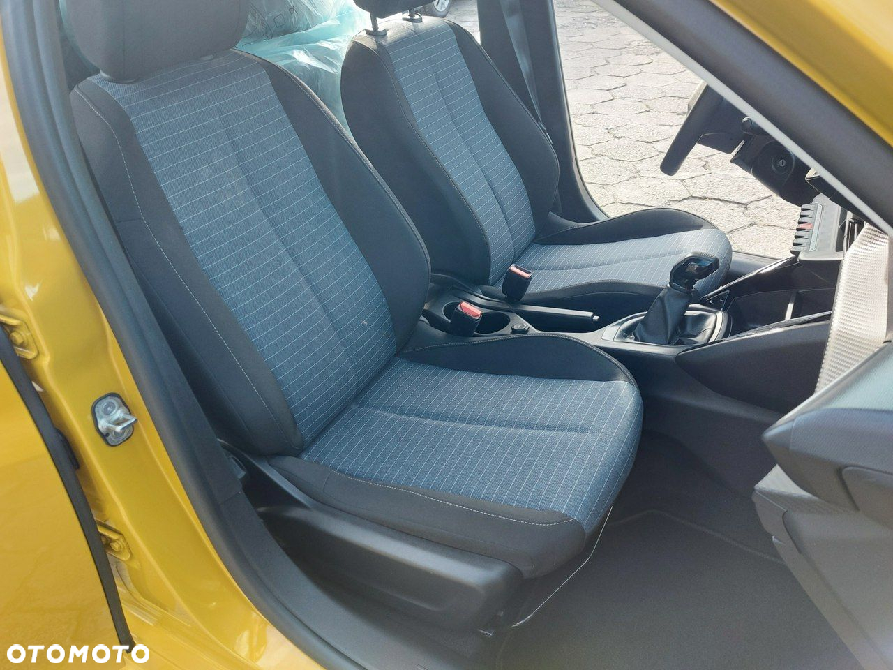 Peugeot 208 - 18