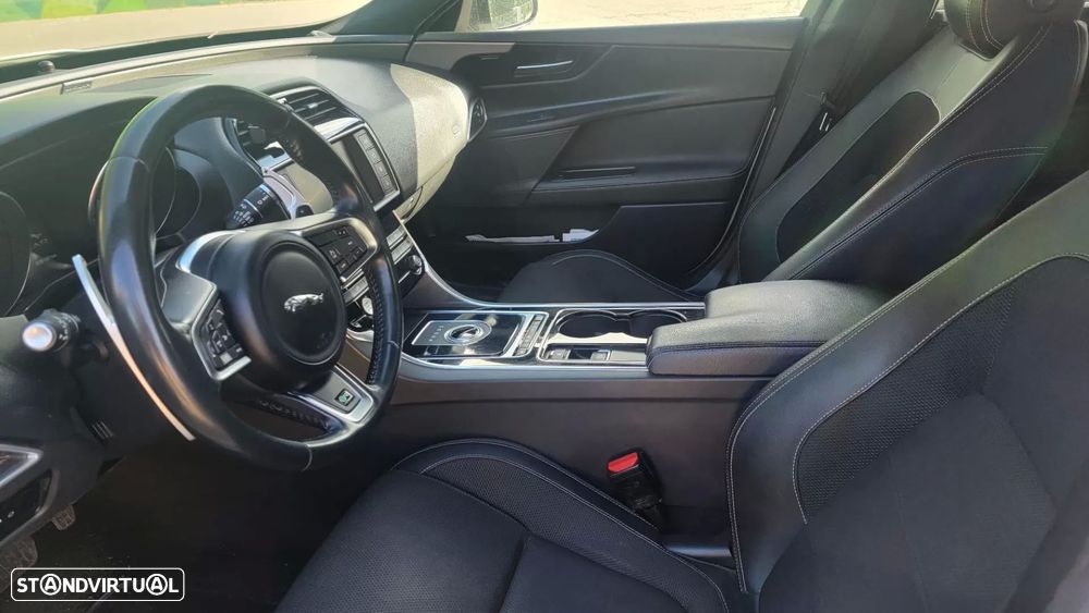 Jaguar XE 2.0 D Prestige Aut. - 9