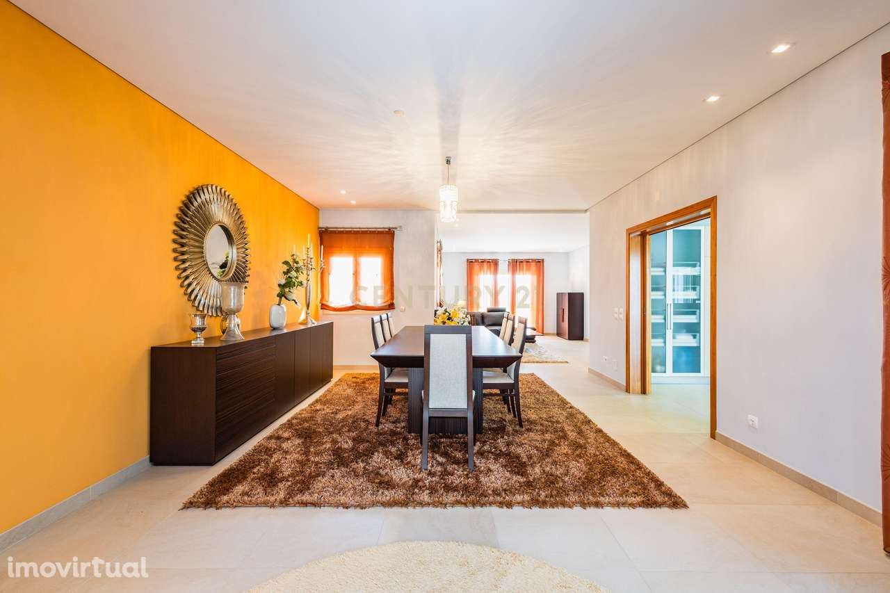 Moradia Exclusiva com Piscina, Jardim e Áreas Amplas - Grande imagem: 4/39