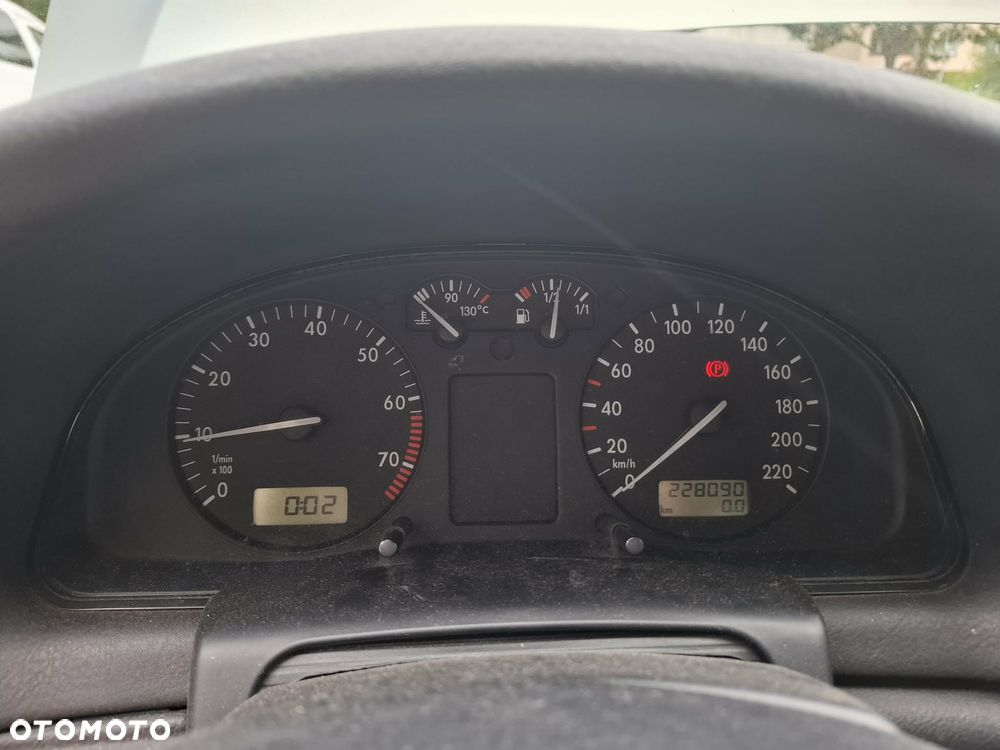 Volkswagen Passat 1.6 CL - 14