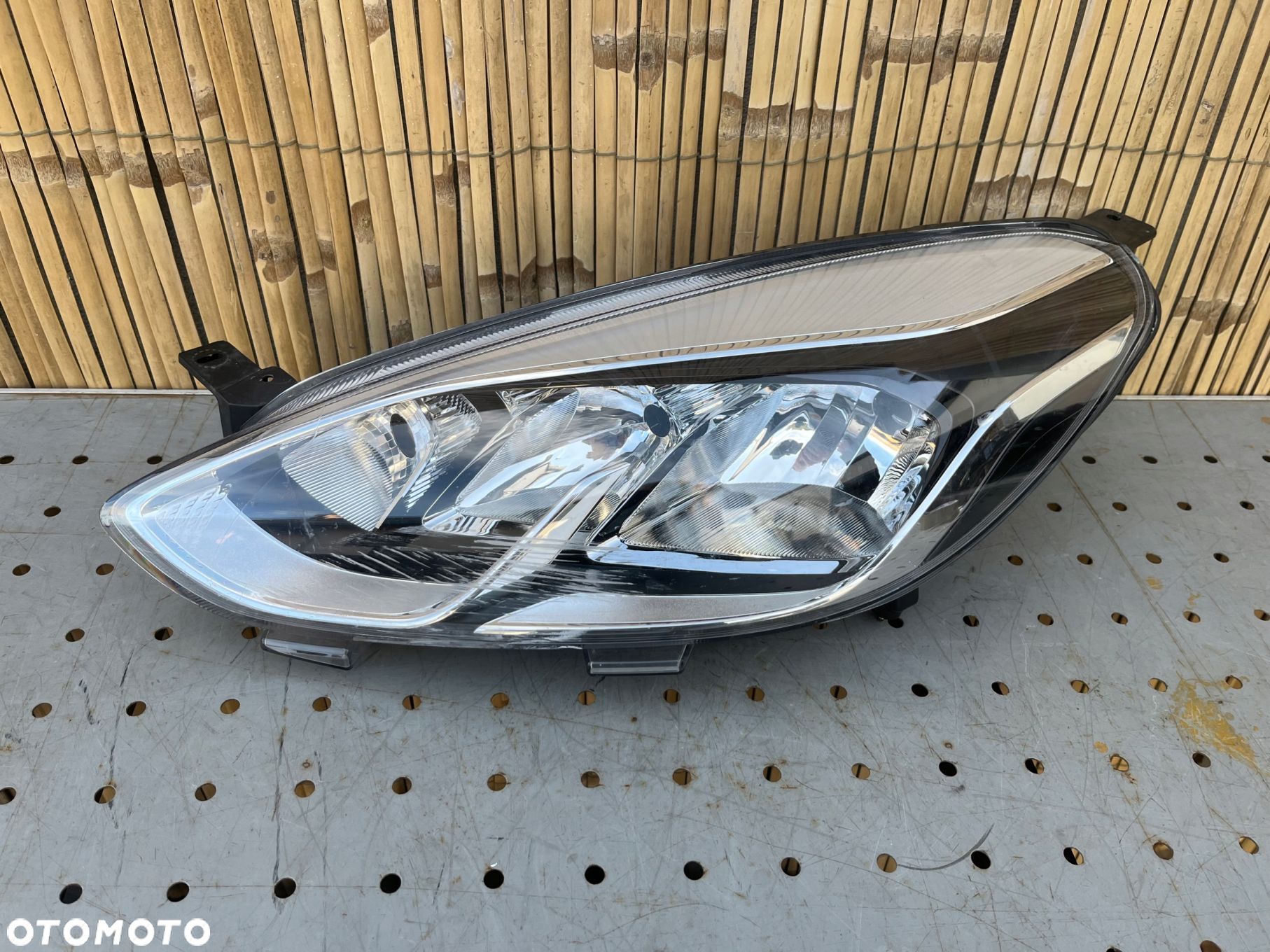 FIESTA MK8 17- LAMPA LEWA PRZÓD H1BB-13W030-AE - 1