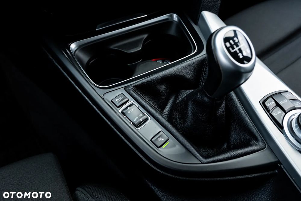 BMW Seria 3 320d DPF Edition Sport - 28