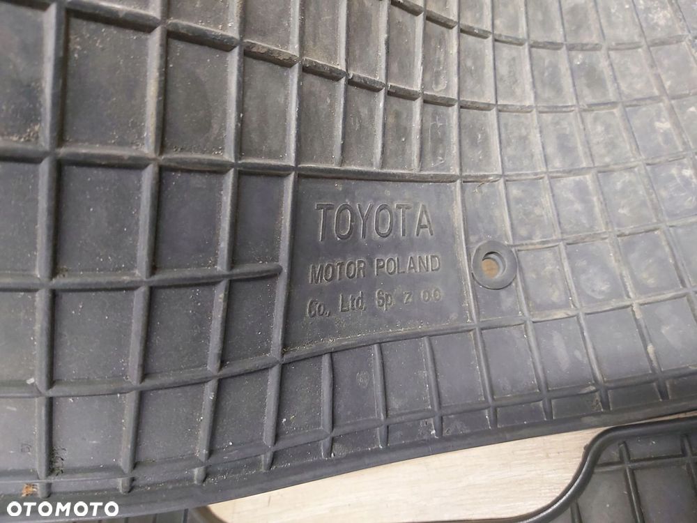 Toyota Yaris II 06-11r wycieraczka gumowa ORYGINAŁ dywanik gumowy Komplet - 3