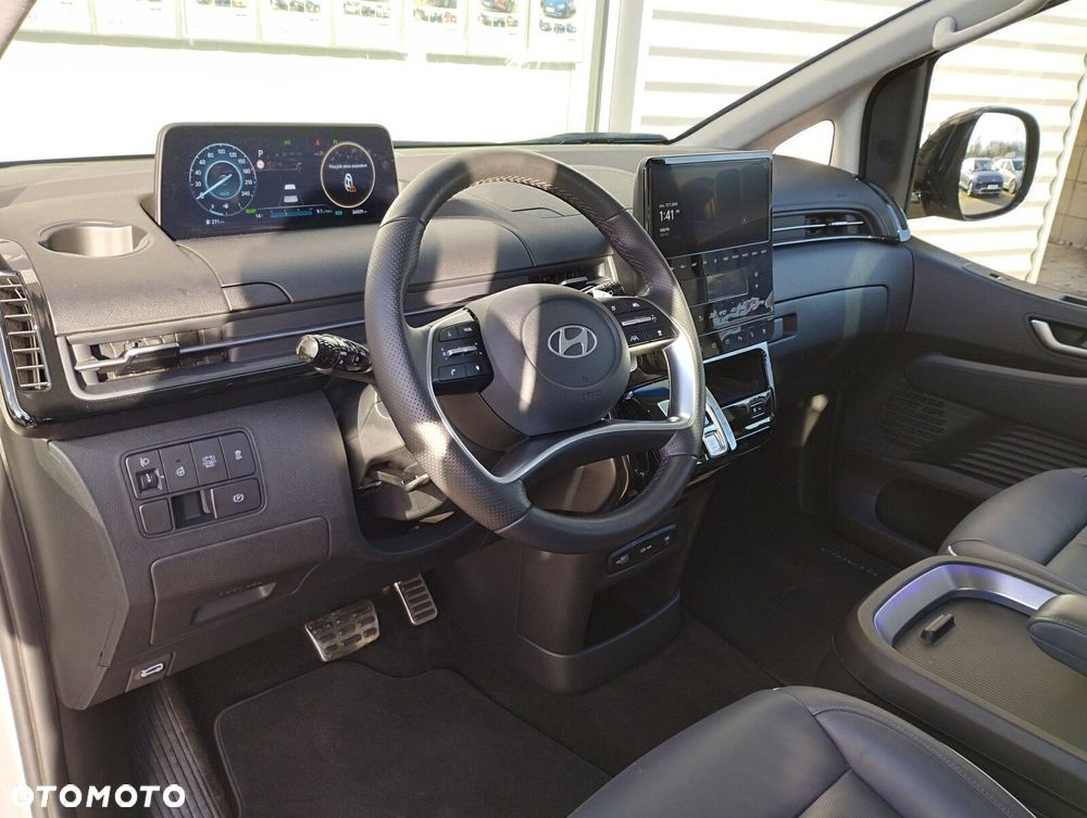 Hyundai Staria 1.6 T-GDI HEV Luxury - 7