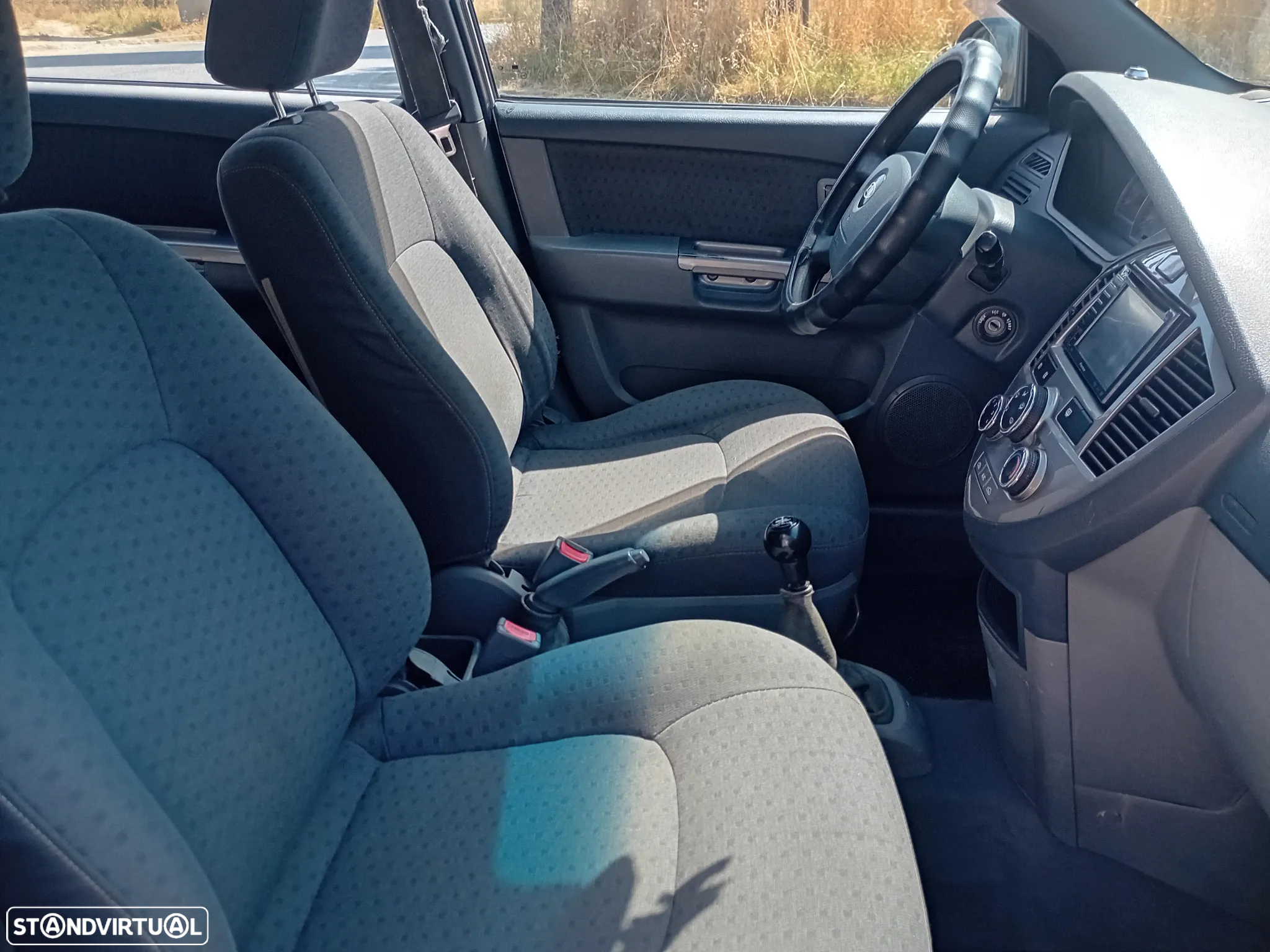 Kia Carens 2.0 CRDi EX Confort - 14