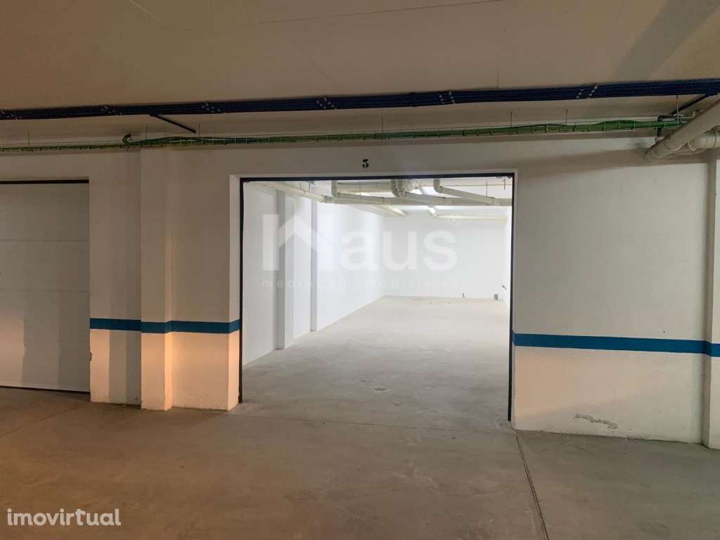 Garagem inserida em cave - Grande imagem: 2/3