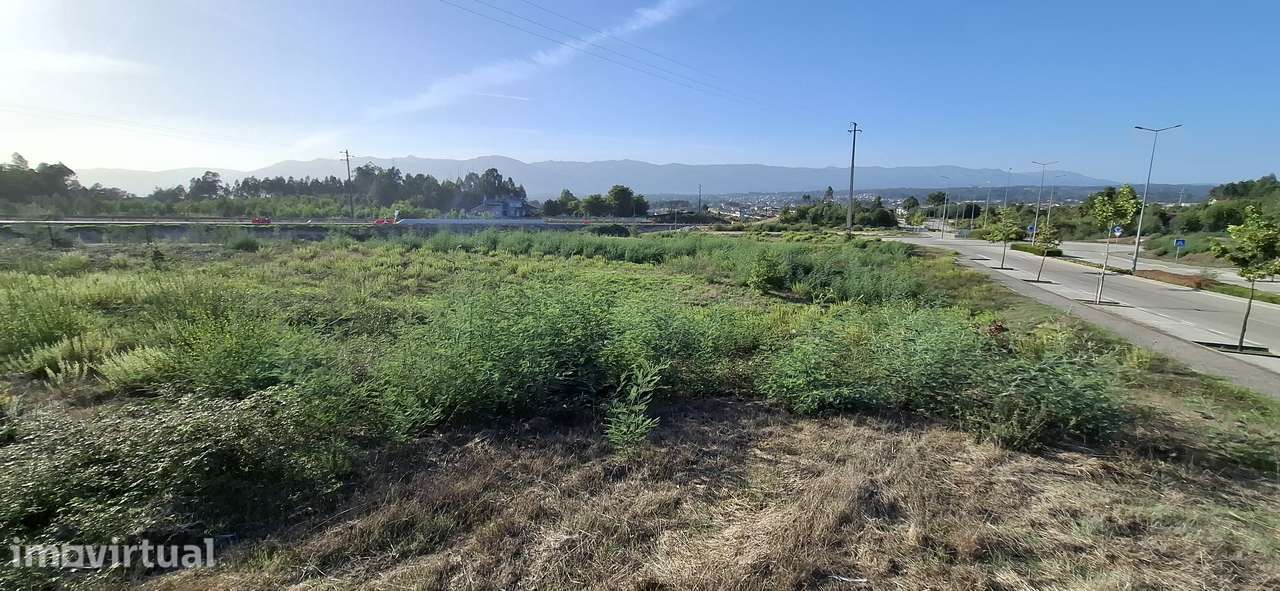 Terreno urbano em Tondela, 7548 m² com utilidades - Grande imagem: 4/7