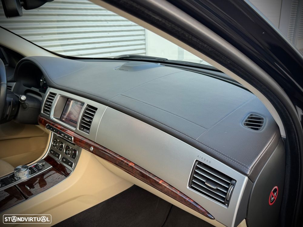 Jaguar XF 2.2 D Premium Luxury - 35
