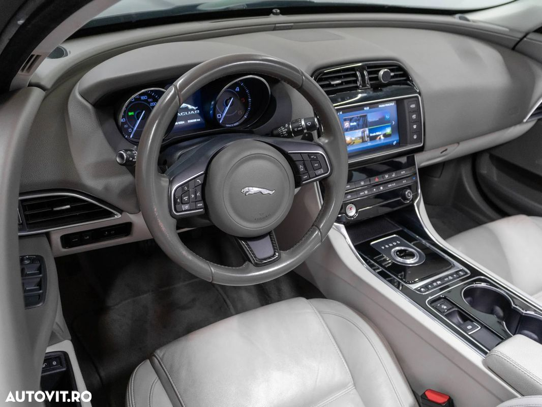 Jaguar XE - 11