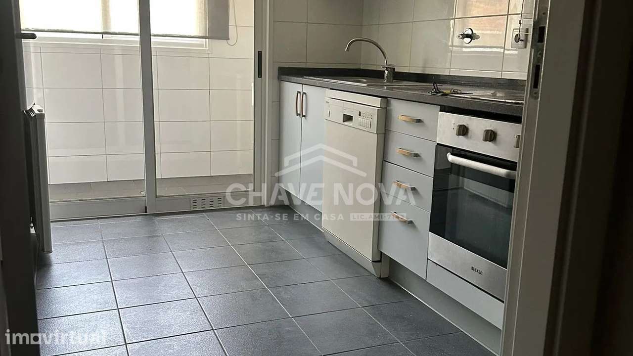Apartamento T2 C/ Lugar de Garagem e Arrumos no Porto (Monte Burgos) - Grande imagem: 5/27
