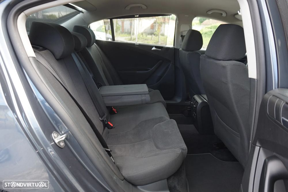 VW Passat 2.0 TDI BM Confortline - 24