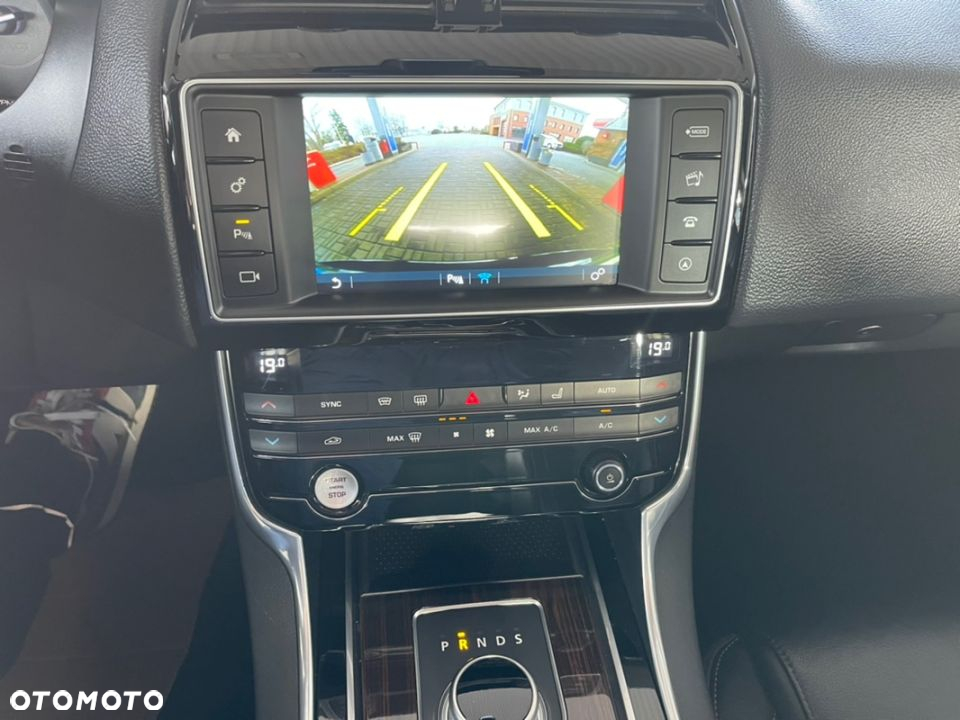 Jaguar XE 2.0 D AWD Prestige - 36