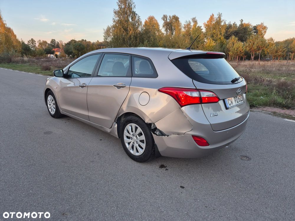 Hyundai i30 Kombi 1.4 Trend - 11