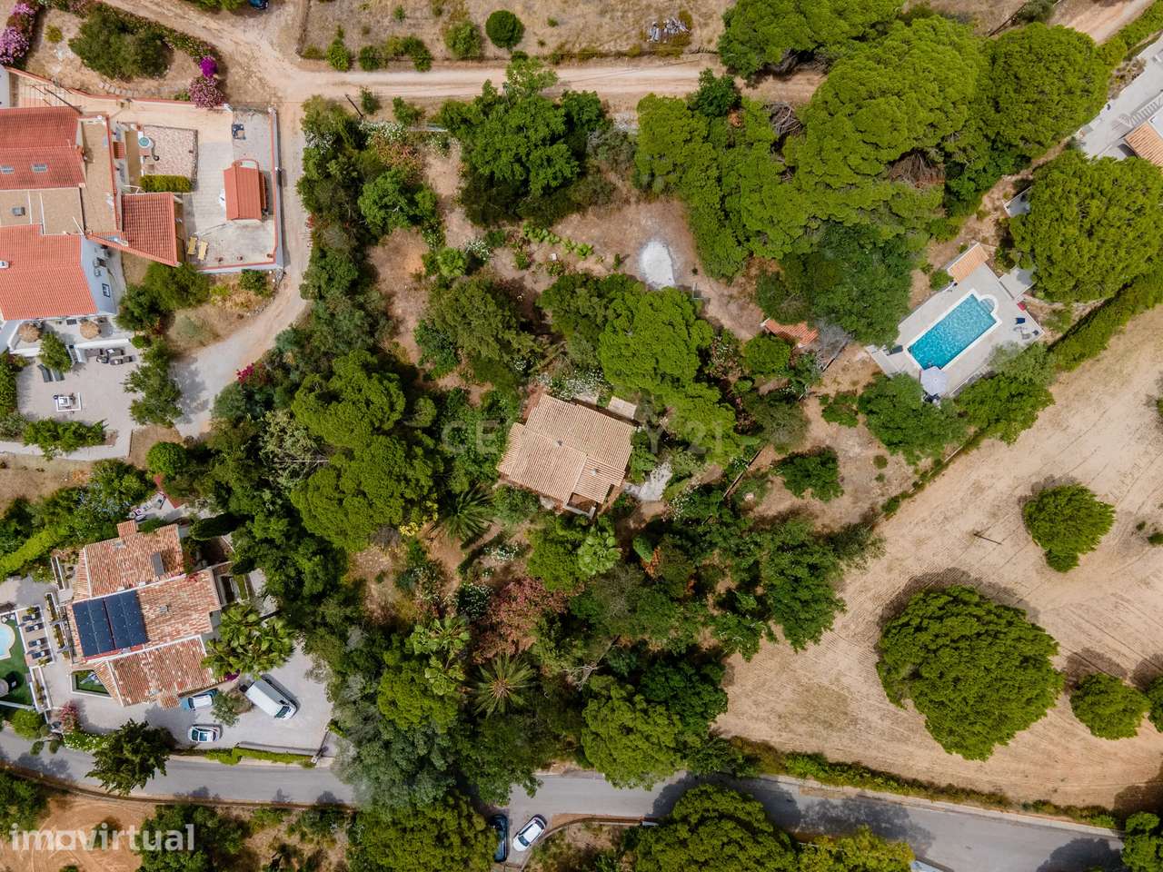Moradia inserida em terreno com 3.560m2 a 5 minutos das Praias da Mari - Grande imagem: 4/31