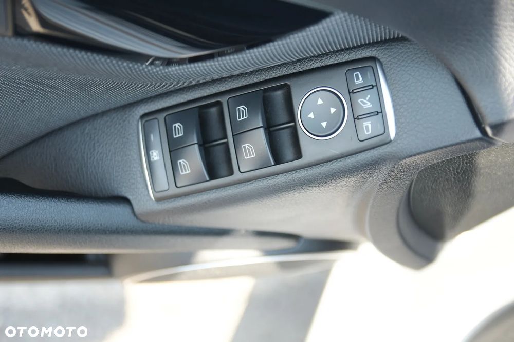 Mercedes-Benz Klasa C 180 CGI Automatik BlueEFFICIENCY Elegance - 24