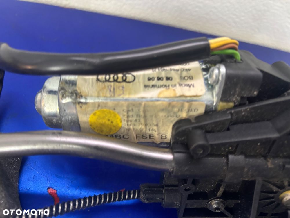 AUDI A8 D3 PODNOŚNIK ROLETY DRZWI PRAWY TYL 4E0907623 4E0861964 - 4