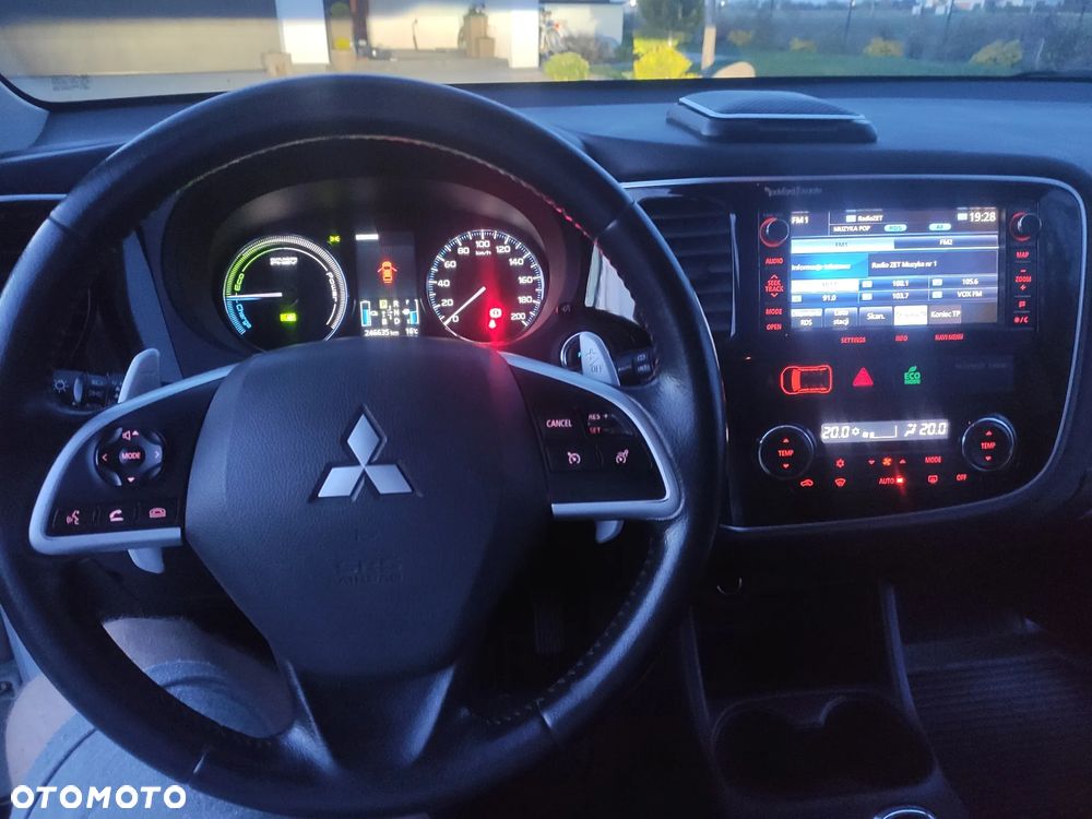 Mitsubishi Outlander Instyle NAVI + - 4