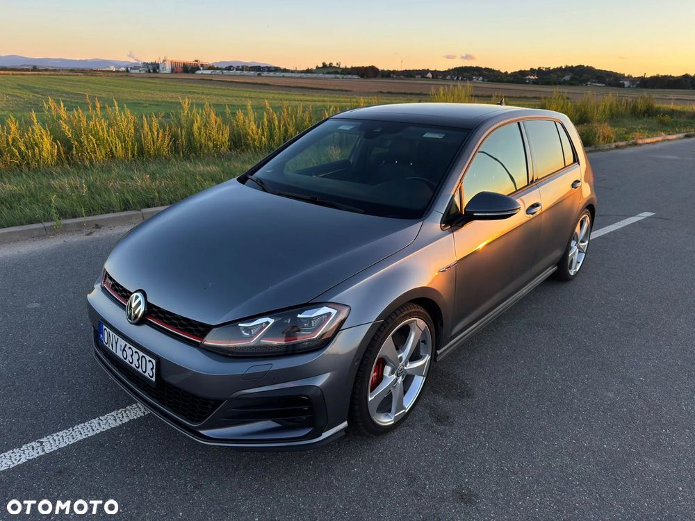 Volkswagen Golf - 1