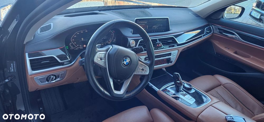 BMW Seria 7 740d xDrive mHEV - 17