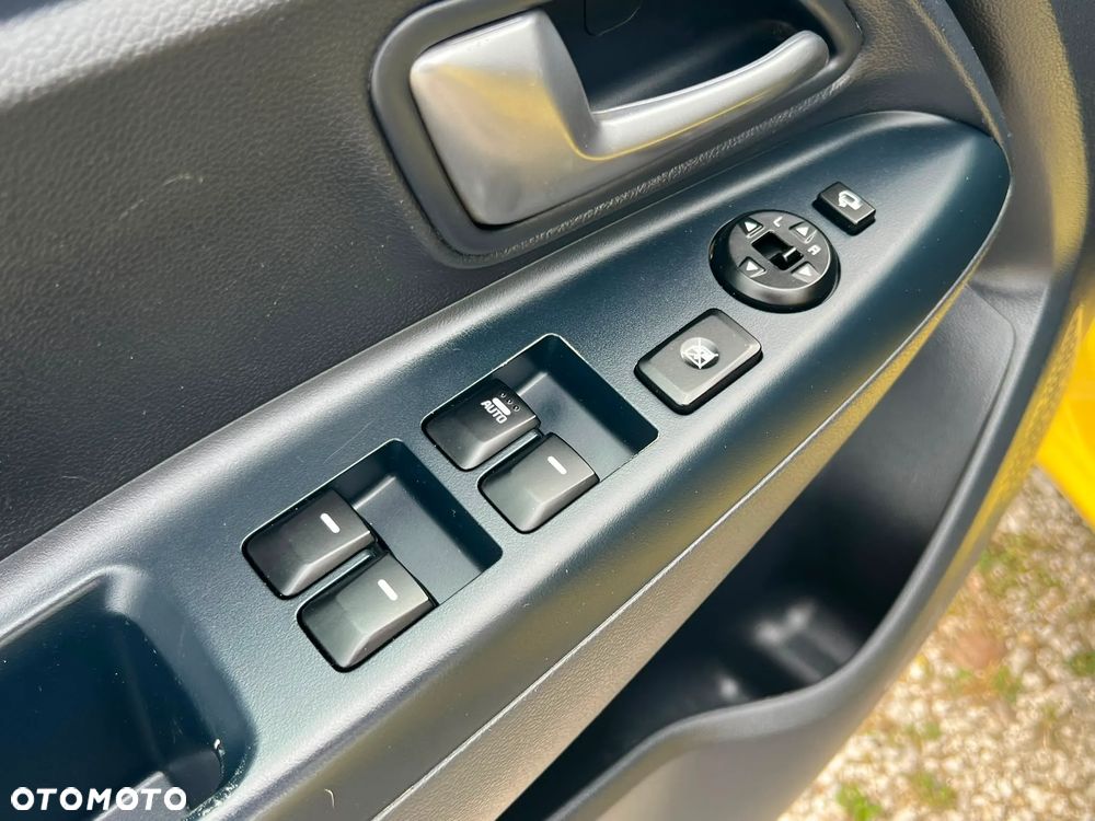 Kia Rio 1.2 Dream Team Edition - 28